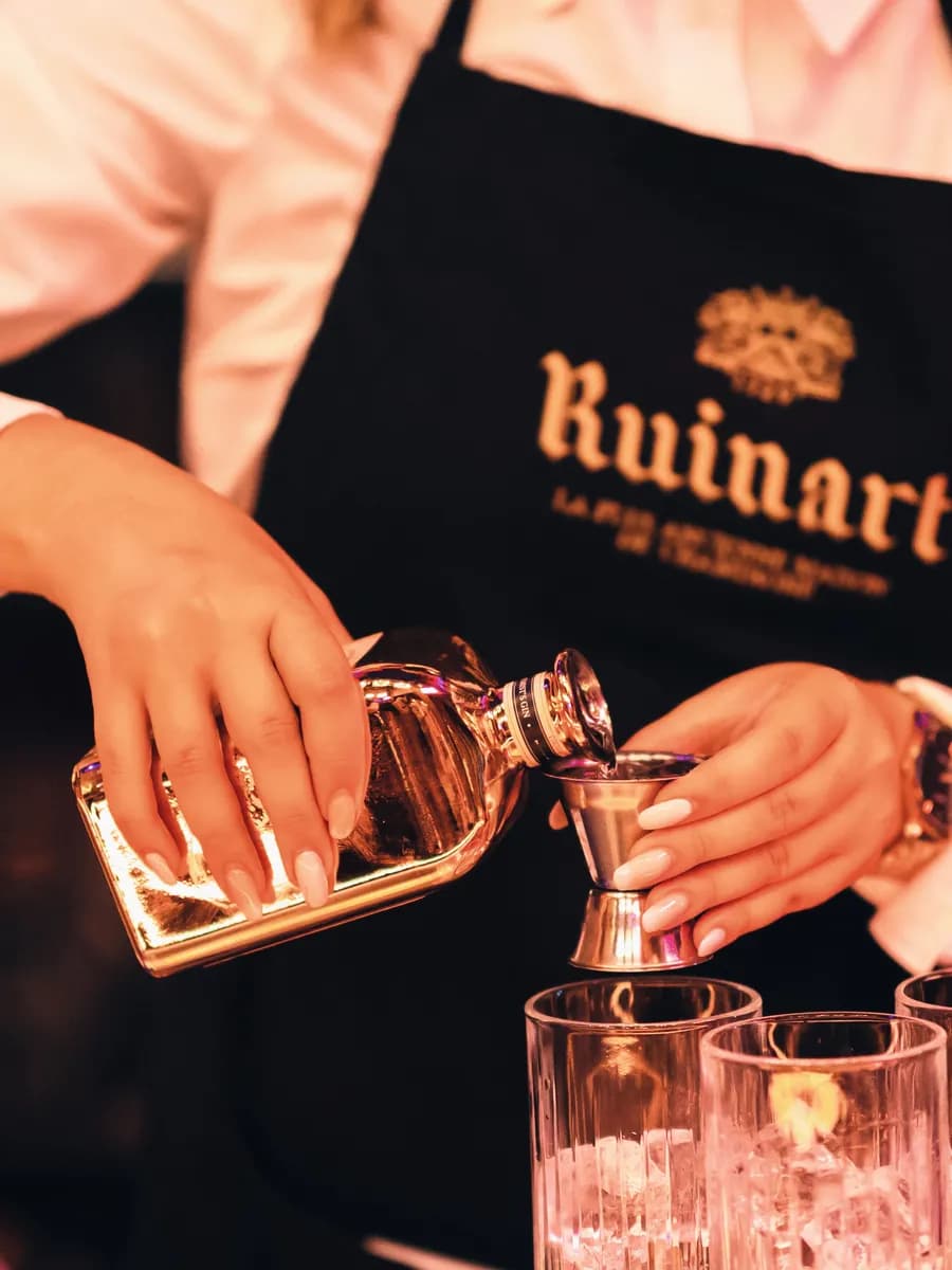 Sommelier schenkt Ruinart champagne uit aan de bar